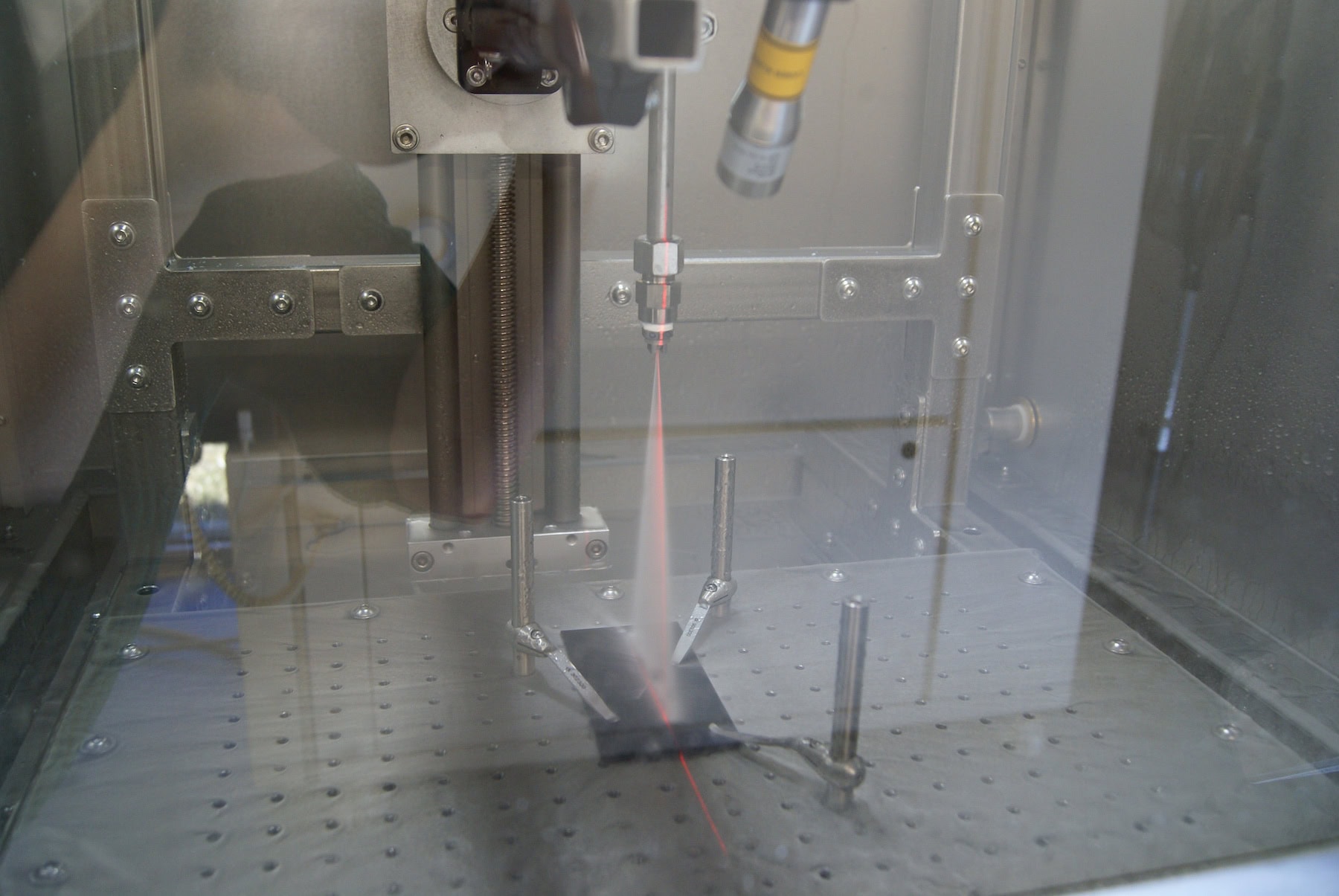 Pressurised water jet test on a coating in the test chamber