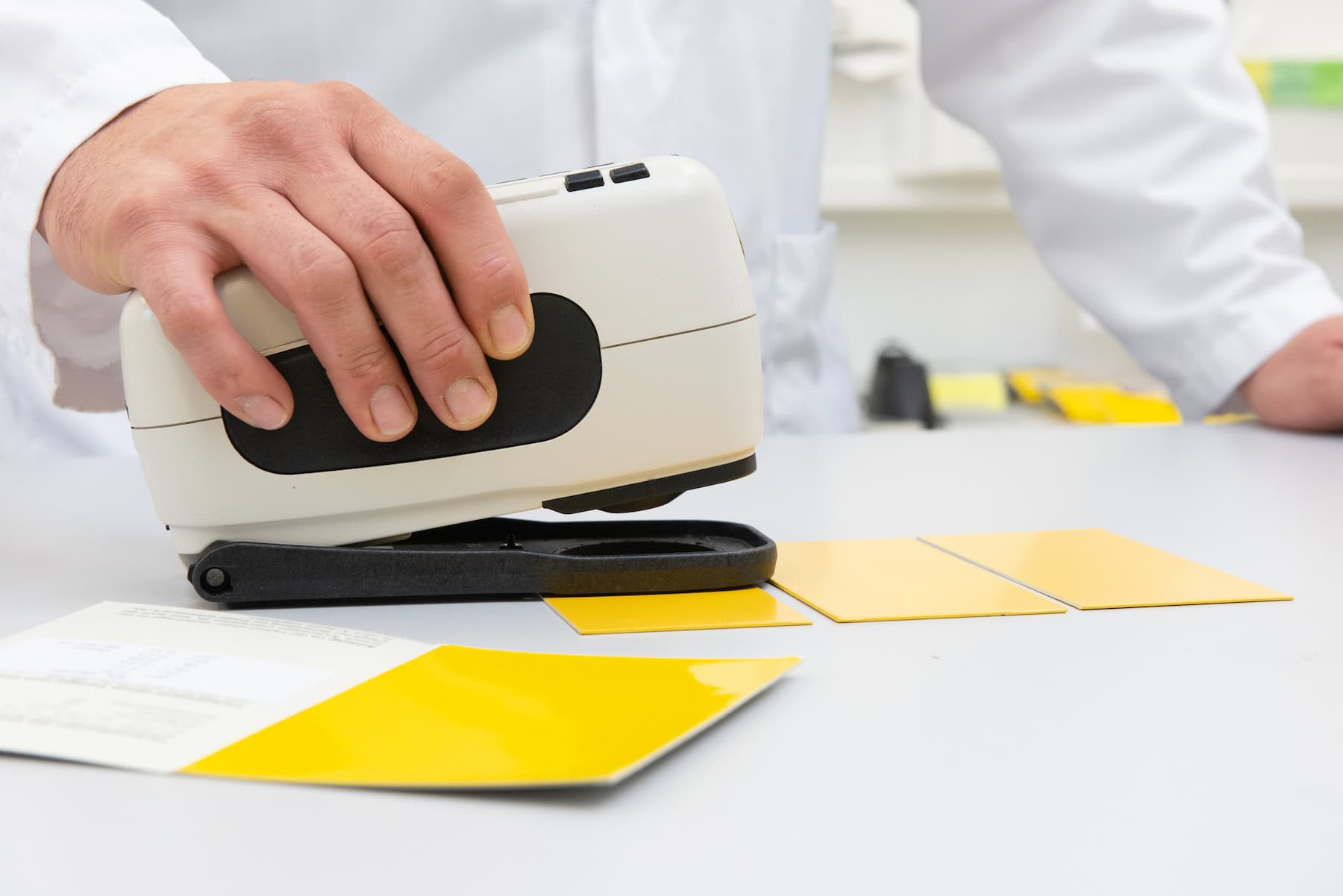 Colour measurement using a spectrophotometer on test panels