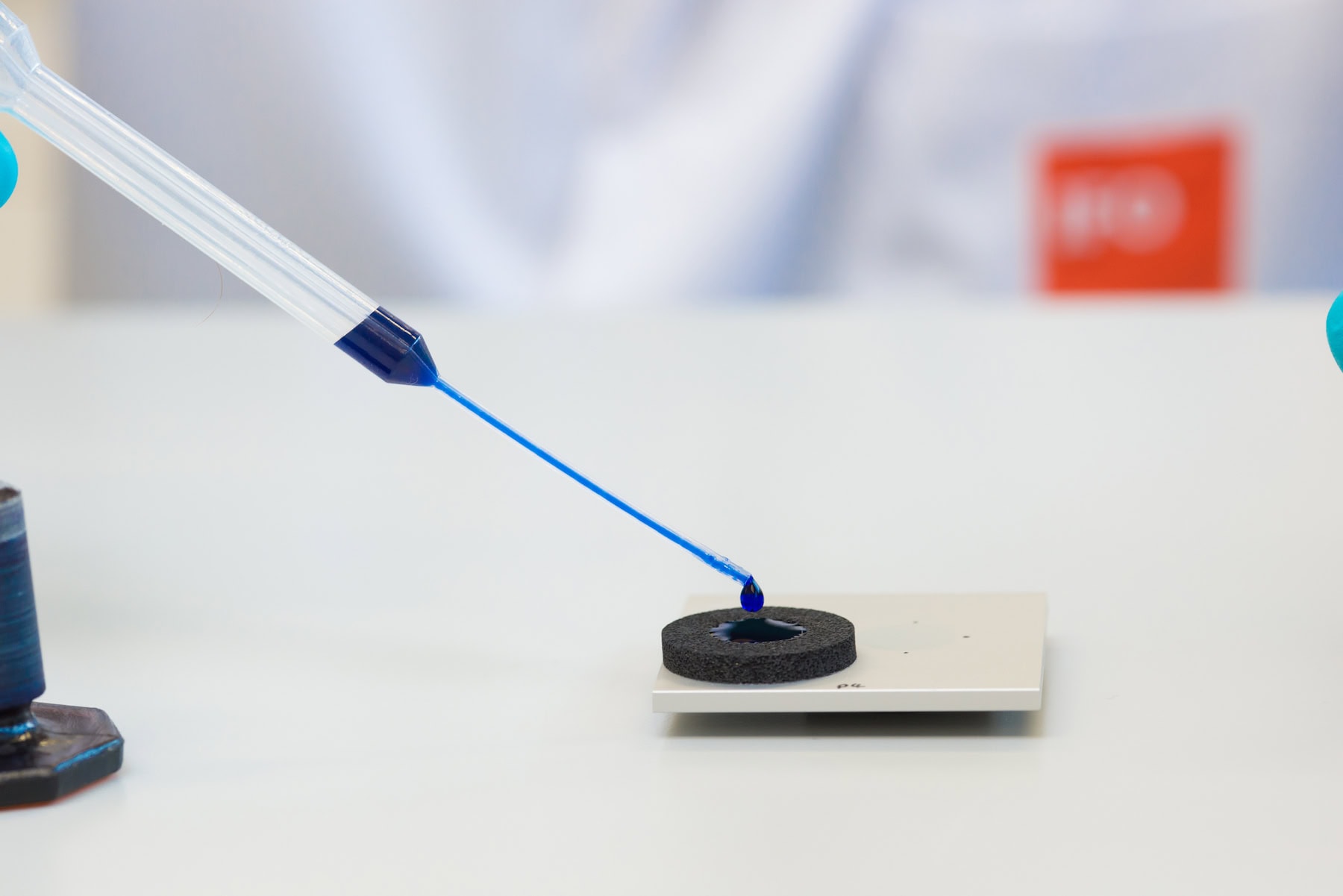 Farbtropfentest auf einer Eloxalprobe