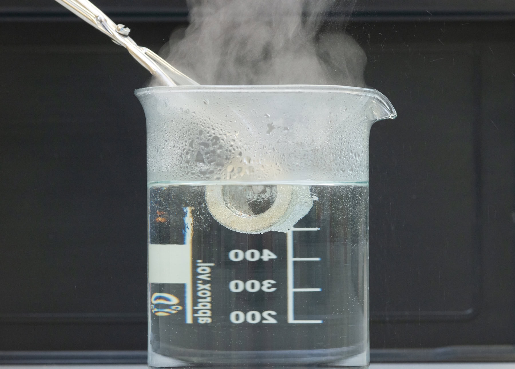 Thermoschockprüfung: Probe wird in kaltem Wasser abgeschreckt