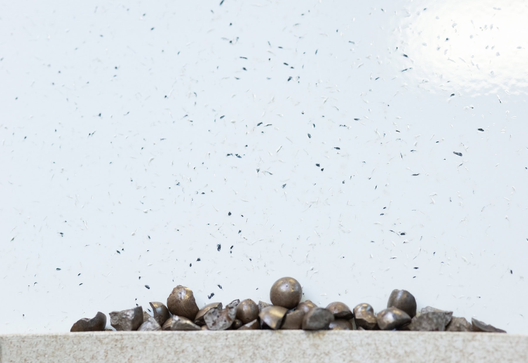 Stone-impact test using iron chippings on a test plate