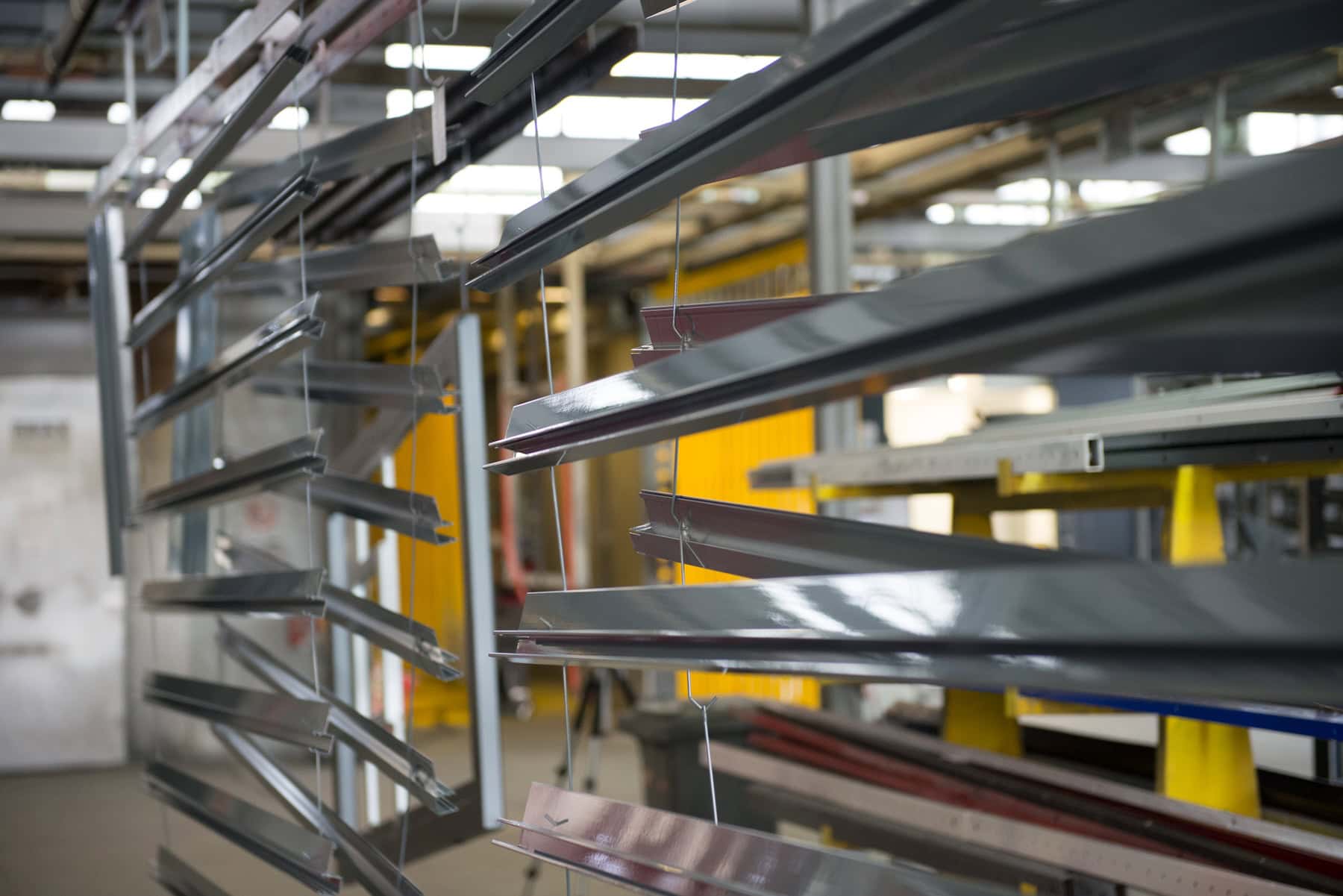 Beschichtete Aluminiumprofile in einer Beschichtungsanlage