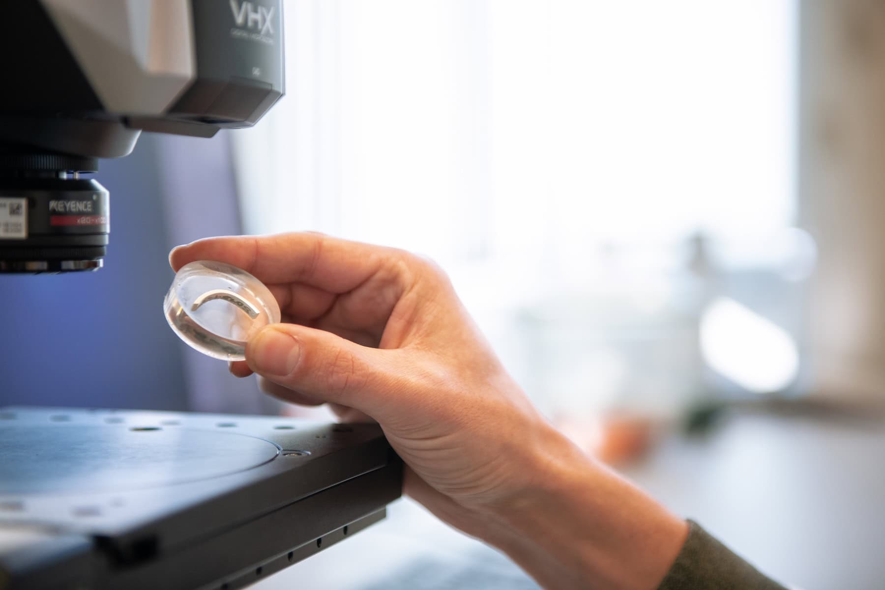 Probe wird unter das Digitalmikroskop gelegt