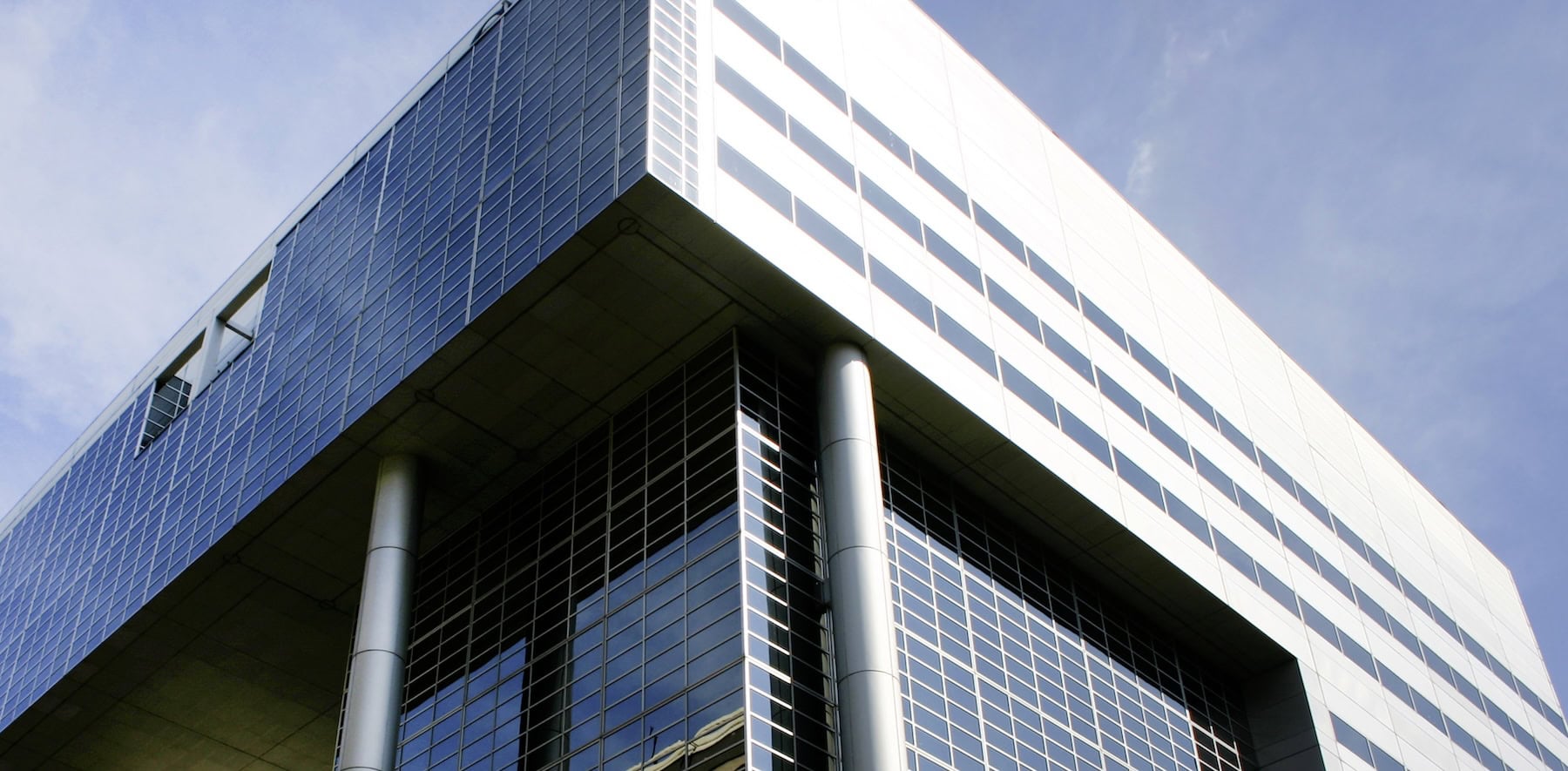 Metallfassade eines modernen Gebäudes