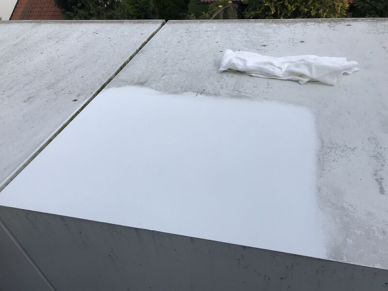 Cleaning of textured surfaces