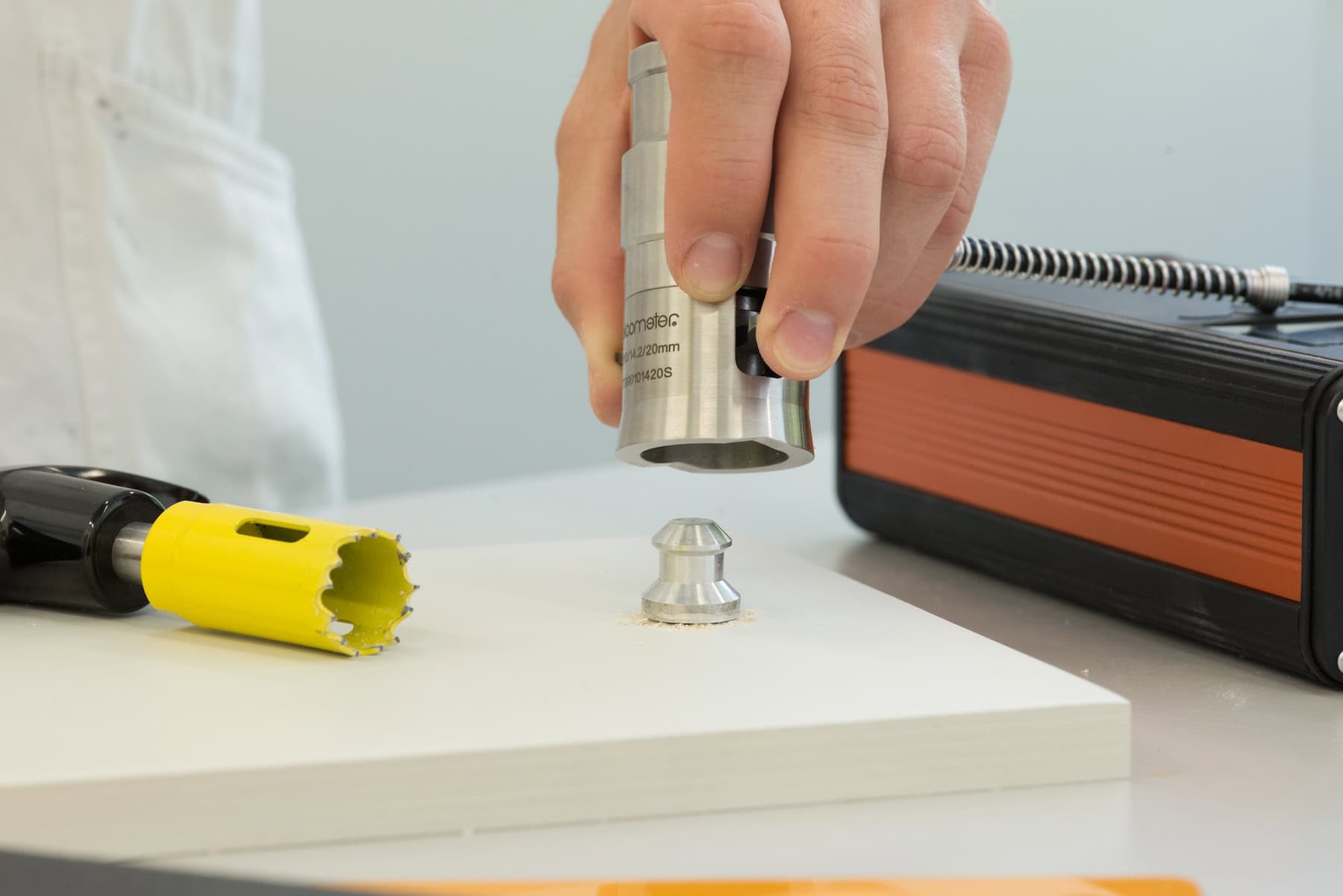Stempelabrissprüfung mit aufgeklebtem Prüfstempel