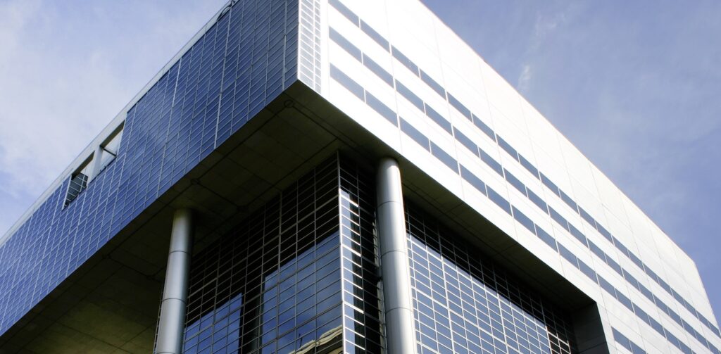 Metallfassade eines modernen Gebäudes