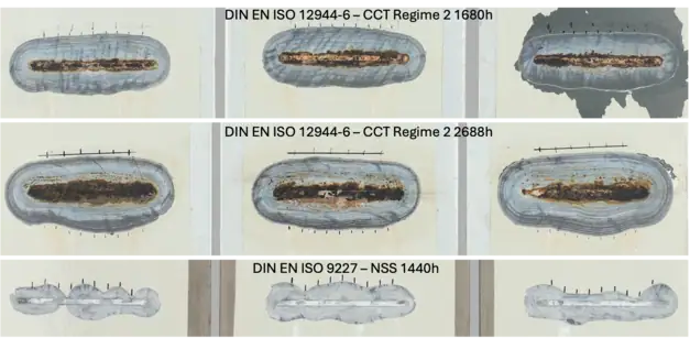 Vergleich geritzter Prüfbleche nach zyklischer Prüfung gemäß DIN EN ISO 12944-6 und Salzsprühnebeltest
